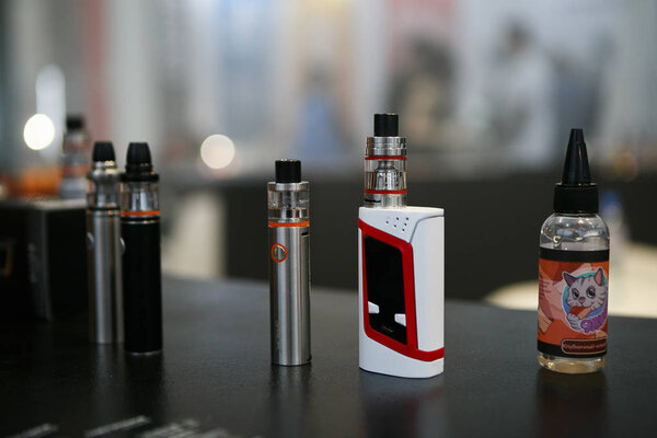 МОСКВА - 6 ДЕКАБРЯ, 2016: V ape Expo event. Экспозиция современных электронных сигарет, жидкостей для паров и испарительных устройств
