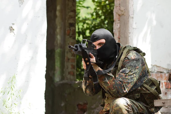 Sniper Zwart Masker Streven Naar Zijn Slachtoffer Optische Bereik — Stockfoto
