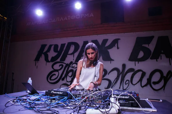 Kiev Agosto 2018 Joven Femenina Senorita Toca Música Hip Hop —  Fotos de Stock