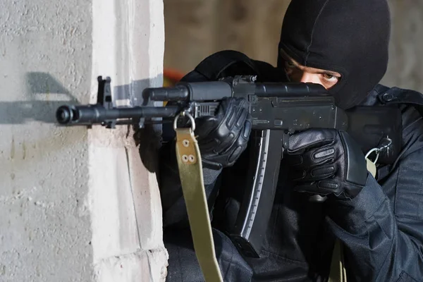 Schütze Zielte Mit Automatischem Russischen Gewehr Auf Sein Ziel — Stockfoto