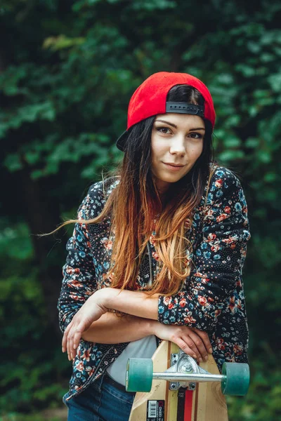 Giovane Bella Donna Forma Con Skateboard Nel Parco — Foto Stock