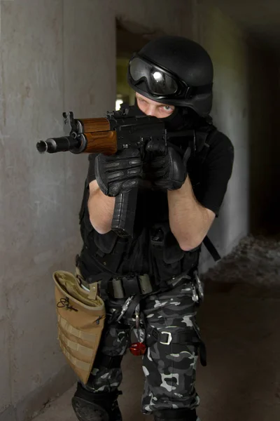 Foto Del Hombre Armado Uniforme Combate Jugando Terrorista Miembro Del — Foto de Stock