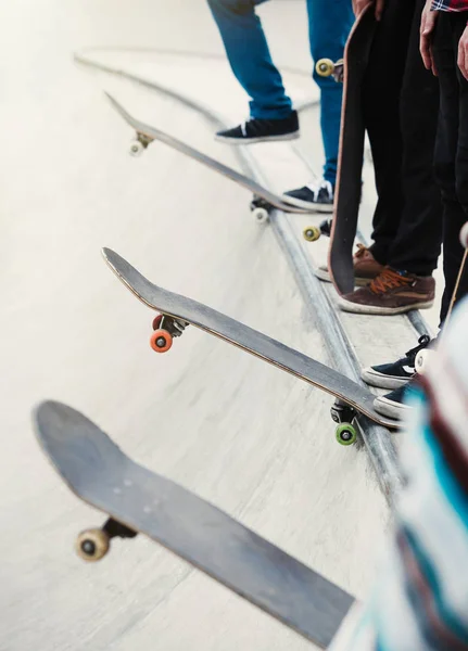 玩滑板的人站在一条线混凝土坡道上 滑板的竞赛或竞争中户外滑板 危险的极限运动 在青年中受欢迎 — 图库照片