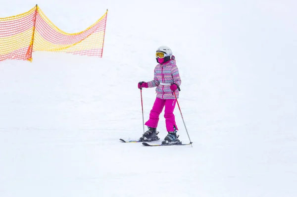 Bukovel 乌克兰 2018年3月 Bukovel 冬季公园骑着滑雪的可爱的孩子穿着温暖的冬季运动服 防护装备中的小孩 在营地的免费上骑头盔和太阳镜 — 图库照片