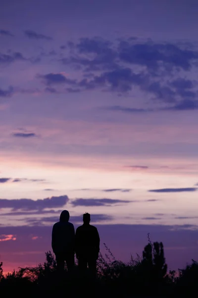 Silhouette Deux Amis Masculins Regardant Coucher Soleil Plein Air Dans — Photo