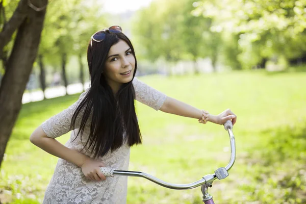 Nuori Brunette Tyttö Sundress Ratsastus Polkupyörällä Vihreässä Puistossa Kirkas Kevät — kuvapankkivalokuva