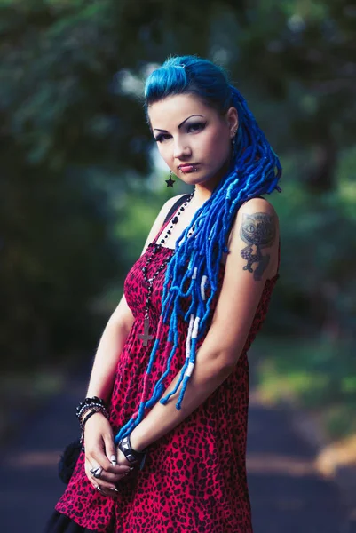 Punk Elegante Com Piercing Diferentes Olhos Coloridos Posando Livre — Fotografia de Stock