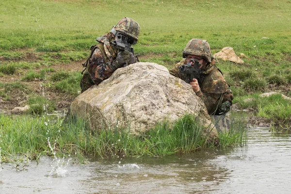 Asistencia Militar Trabajo Equipo Del Ejercito Soldados Armados Camuflaje Del —  Fotos de Stock