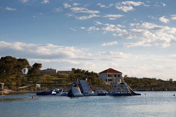 Makarska Croacia Junio 2017 Castillo Rebote Desplaza Mar Adriático Diversión — Foto de Stock