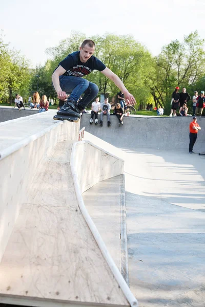モスクワ 2016 積極的なローラーブレード競争のスケートで開催されたアリゾナ州ピクニック公園 Sadovniki Rollerblader 2012 年に亡くなったアンドレイ Zaytcev のメモリ — ストック写真