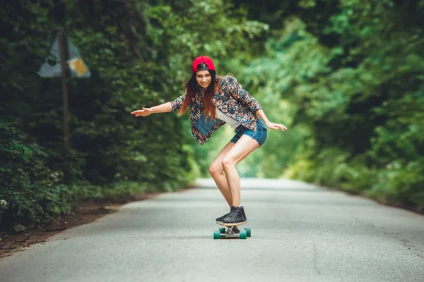 Joven Mujer Forma Hermosa Monopatín Parque — Foto de Stock