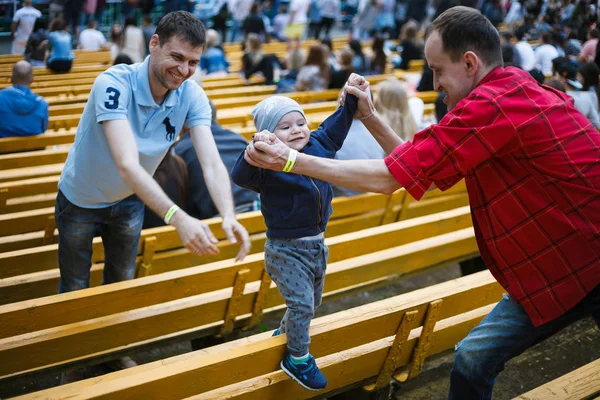 Moscow Junho 2016 Jovem Pai Adulto Brincando Com Seu Filho — Fotografia de Stock