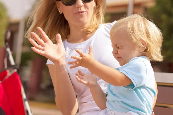 Familia Feliz Disfrutando Fin Semana Parque Brillante Día Verano Mamá — Foto de Stock