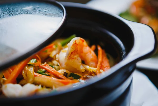 エキゾチックな中国の食糧をクローズ アップ 米のゆで海老をボウルします おいしいベトナム料理の組成物 カフェで伝統的なアジア料理おいしい海鮮料理 — ストック写真