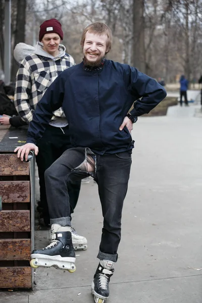 莫斯科 2017年3月25日 年轻人在户外滑板公园参加积极的在线滑板比赛 滑冰完成观众 — 图库照片