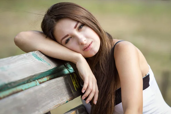 Beautiful Young Girl Posing Bench Park — Stock Photo, Image