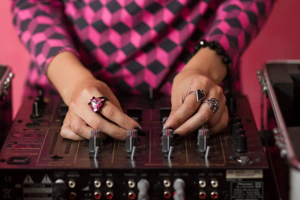 Manos Una Femenina Moda Tocando Discos Equipo Audio Profesional Alto — Foto de Stock