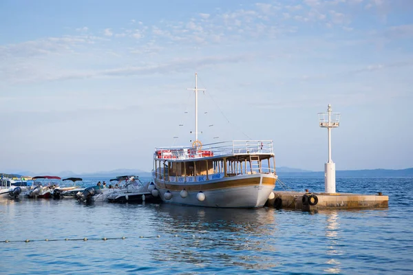 Brela Croacia Junio 2017 Barcos Motor Muelle Puerto Azul Del — Foto de Stock