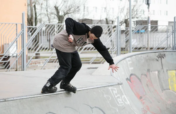 Mosca Marzo 2017 Giovane Ragazzo Skater Aggressivo Linea Macinare Sporgenza — Foto Stock