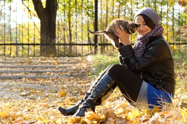 Atraktivní Brunetka Holka Kocour Parku Teplý Podzimní Den — Stock fotografie