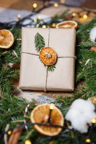 Mooie Handgemaakte Christmas Gift Box Decoratief Bruin Papier Met Gedroogde — Stockfoto