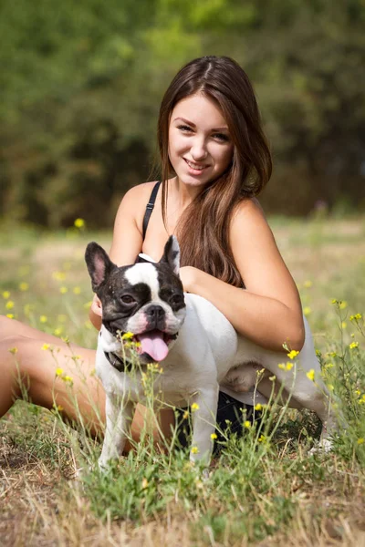 Brünettes Mädchen Spielt Mit Ihrer Gesunden Jungen Bulldogge Park — Stockfoto