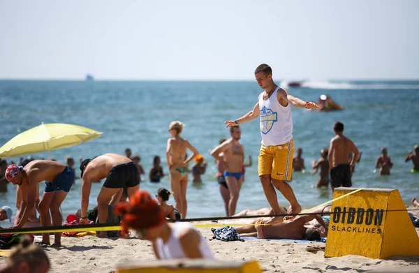Odessa Ukraine June 2017 Concurso Slackline Praia Jovens Desportistas Participam — Fotografia de Stock