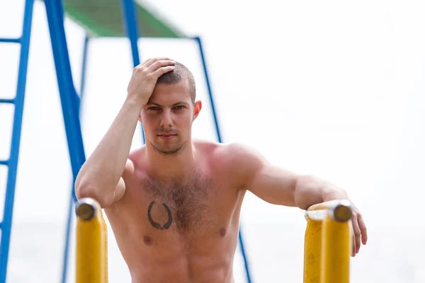 Beau Jeune Homme Faisant Entraînement Rue Sur Plage Dans Une — Photo