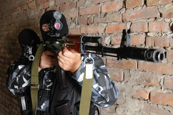 Militares Totalmente Equipados Con Armas Automáticas Jugando Béisbol — Foto de Stock