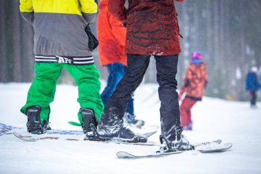Bukovel, Ukrayna-19 Mart, 2018: Grup snowboard ve ücretsiz Kayak biniciler Karpat Dağları'nda yolda