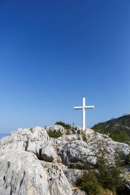 Hıristiyan Ortodoks Hırvatistan yüksek tepede anıt çapraz. Güzel manzara, güzel yaz manzara. Yüksek dağda bulunan dini sembol