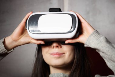 Mobil oyun uygulaması sanal gerçeklik kulaklık aygıtta oynayan genç kız. Mobil oyun modern Vr kutusu. Taşınabilir vr gözlük teknoloji oyuncular için. Artırılmış gerçeklik gadget Moblie oyunları oynamak için