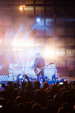 Moskova - 28 Şubat, 2015: popüler şarkıcı ve elektronik müzisyen Delfin Crocus müzik salonunun sahnede konser