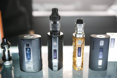 Moscow - 9 Aralık, 2016: Uluslararası Vape Expo. Popüler vaper aygıt mod. Parçaları modern Buharlaştırıcı e-cig aygıt, yedek parça için yükseltme. Yeni aygıt modeli, mikro bobin clearomizer. Nikotin Sigara İçilmeyen bıraktın, vaping güvenli ecig vape, ejuice başlamak