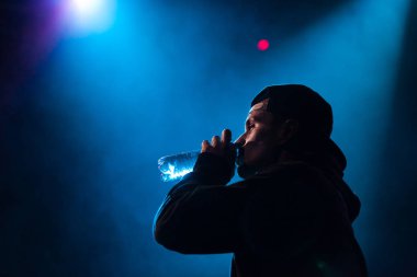 Moskova - 23 Nisan, 2016: hip-hop, rap şarkıcısı Rigos gece kulübünde büyük konser.