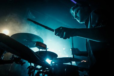 Moskova - 5 Ekim, 2016: Rus synth pop rock grubu playing canlı Vougal 16 büyük gece kulübü sahnede konser