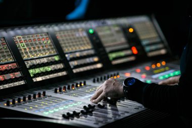 Moskova - 6 Ekim, 2016: vakum ve Mattias oynarken Lindbloom konser Yotaspace gece kulübü sahnede. Teknisyen ve ışıklar teknisyenleri kontrol gösterinin ses. Profesyonel ses ve ışık mikser, konsol karıştırma. Konser ve parti için donatım