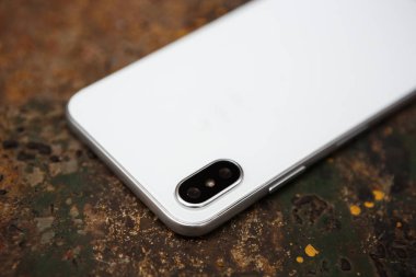 Mariupol, Ukraine-25 Ekim, 2017: Akıllı telefon modeli x yeni iphone. Trendy beyaz iphone 10 modeli. Modern cep telefonu modeli makro. Çift fotoğraf kamera lens arka