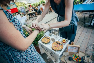 Moskova - 22 Ağustos, 2015: Tasarım Pazar Le piknik adlı popüler hipster olay Dewars Powerhouse gerçekleşti ve genç tasarımcı ve sanatçıların toplandı