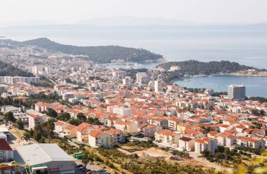 Hırvatistan Makarksa Riviera ciy üst görünümü.Yaz tatilleri için popüler turistik seyahat yeri. İyi güneşli hava ve güzel manzara