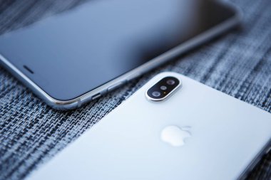Kiev-30 Ağustos, 2018: Iphone X yakın kadar. İki modern elma Iphones 10 modeli ile üst sınıf çift kamera lensler modülü ve Infinity kenar değmek perde göstermek. Lüks smartphone aygıt makroda