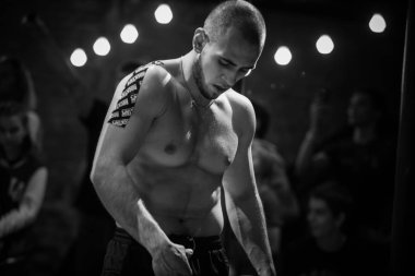 Moskova - 18 Mart, 2017: Cool iş Şampiyonası Arena Tanrılar kapalı spor salonunda dışarı. Genç sporcu iş sorunu yatay çubuklar üzerinde dışarı. Sağlıklı yaşam tarzı aktivite