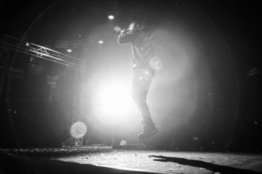 Popüler Rus rap alanı Moskova gibi parti gibi Fm tarafından 25 Eylül, 2016 üzerinde barındırılan gece kulübünde sahnede Mot şarkıcı gerçekleştirme