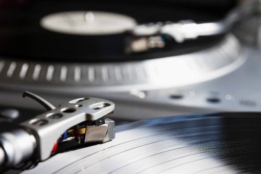 Müzikal vinil kaydı ile pikap oyuncu. Retro Tema.