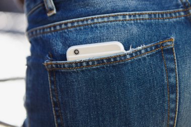 Mavi Bayan kot pantolon cebinde mobil akıllı telefon yakın çekim
