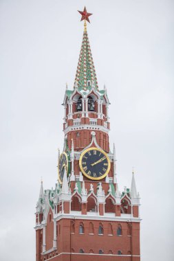 Moskova, Rusya - 21 Ocak, 2017: Kremlin kule kırmızı kare üzerinde. Popüler turistik landmark. Ulusal sembol ve Rusya Federasyonu'nda en meşhur turistik mekanlar. 