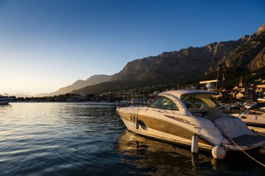 Güzel beyaz motorlu tekne Kiralık. Croatia.Rent beyaz Lüks Yat'Adriyatik Denizi kıyısında yaz tatilde günbatımı tüplü dalış için. Kiralık su el sanatları zengin turistler için. Popüler seyahat hedef
