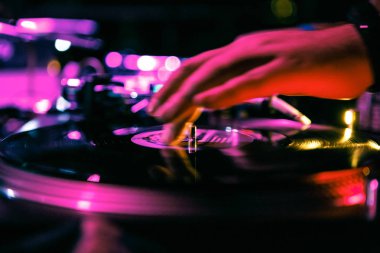 Kiev-4 Temmuz, 2018: Dj techno parça elektronik müzik festivali profesyonel Technics Sl 1210 pikap player aygıtla çalış. Eski analog disk jokey oynarken şarkılarla tablo karanlık gece kulübünde açın.