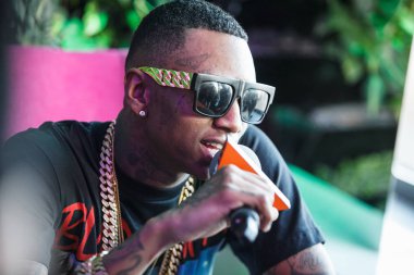 Moskova - 27 Mart, 2015: popüler Amerikalı rap şarkıcısı Soulja boy röportaj. Mikrofon adamı görüşmelerde şık siyah dövme.