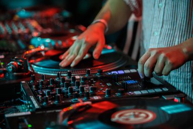 Kiev-11 Temmuz, 2018: Eller kulüp DJ vinil kayıtlar retro turntable çaların tırmalamak. Technics Sl 1210 ile profesyonel DJ çizikler parça tablo hip hop müzik Festivali'nde Bazar açın.